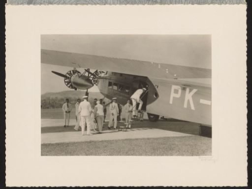 Departure of the delegation of Governor A.H. Neijs after the visit to the Pelantoengan leper colony