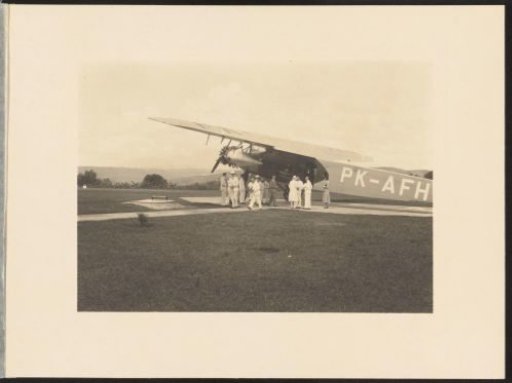 Arrival of the aircraft carrying the delegation of Governor A.H. Neijs for a visit to the Pelantoengan leper colony