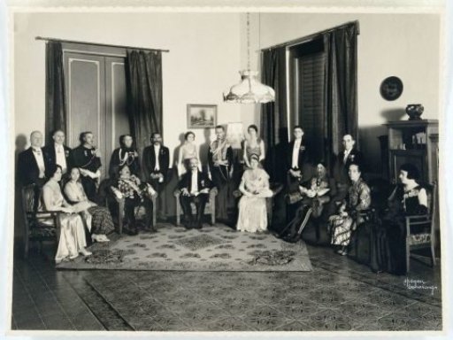 Formal portrait of Jhr. Mr. B.C. de Jonge, Governor of the Dutch East Indies, and Mrs. A.C. de Jonge - Baroness van Wassenaer in Semarang
