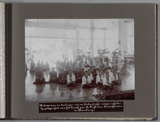 Aubade by the pupils of the Inlandsche girls' schools, on the occasion of the visit of His Most Illustrious Highness the Soesoehoenan in Rembang