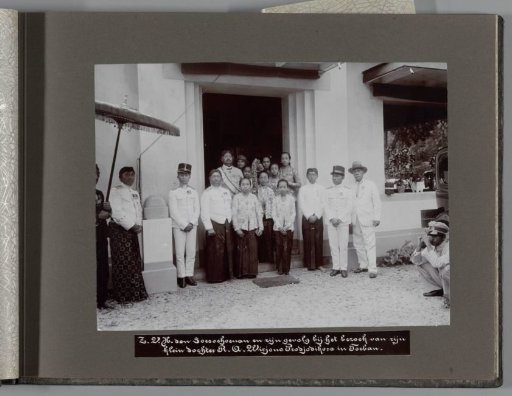 His Most Illustrious Highness the Soesoehoenan and his retinue during the visit of his granddaughter R.A. Wirjono Prodjodikoro in Toeban