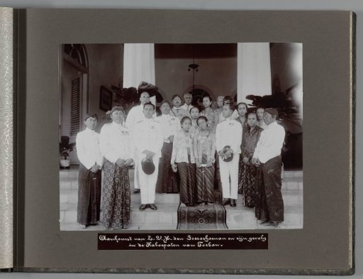 Arrival of His Most Illustrious Highness the Soesoehoenan and his retinue in the Kaboepaten of Toeban