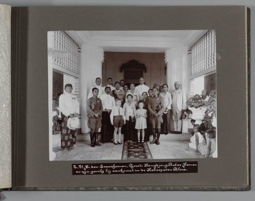 His Most Illustrious Highness the Soesoehoenan, Goesti Kandjeng Ratoe Hemas and his retinue upon arrival in the Kaboepaten of Blora