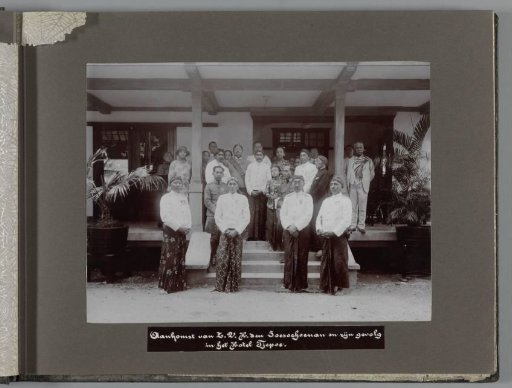 Arrival of His Most Illustrious Highness the Soesoehoenan and his retinue at the Tjepoe Hotel