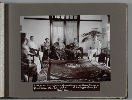 His Most Illustrious Highness the Soesoehoenan, Goesti Kangdjeng Ratoe Hemas and Goesti Raden Ajoe Sekat Kadaton, in the reception hall of the Tjepoe Hotel