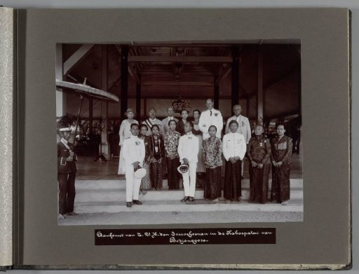 Arrival of His Most Illustrious Highness the Soesoehoenan in the Kaboepaten of Bodjonagoro