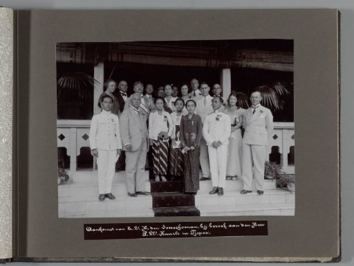 Arrival of His Most Illustrious Highness the Soesoehoenan, during a visit to Mr. P.W. Kunzli in Tjepoer
