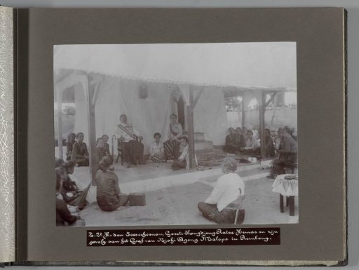 His Most Illustrious Highness the Soesoehoenan, Goesti Kangdjeng Ratoe Hemas and his retinue at the Tomb of Njahi Ageng Malopo in Rembang