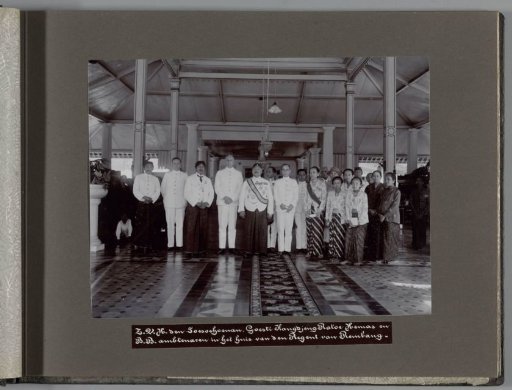 His Most Illustrious Highness the Soesoehoenan, Goesti Kangdjeng Ratoe Hemas and B.B. officials in the house of the Regent of Rembang