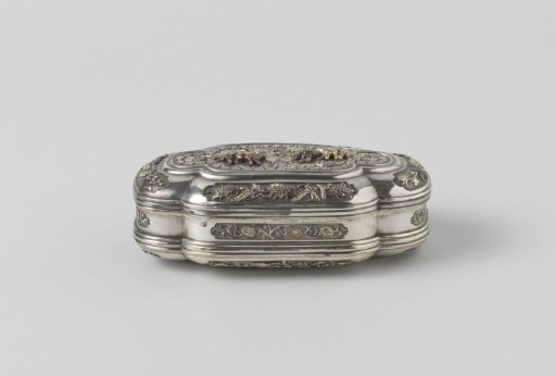 Four-lobed tobacco box