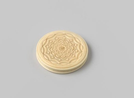 Ivory box belonging to the Parvé medal