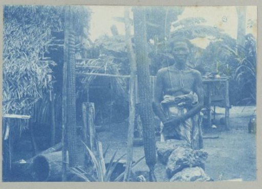 Woman Koejaké with matapi