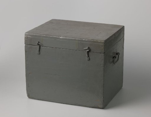 Chest for eight dry measures for wet goods