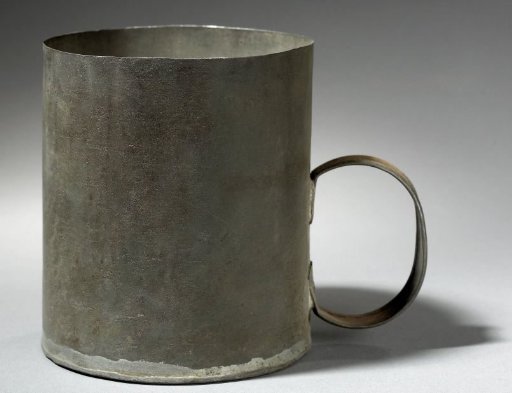 Measure of approximately 1 1/4 liters with handle