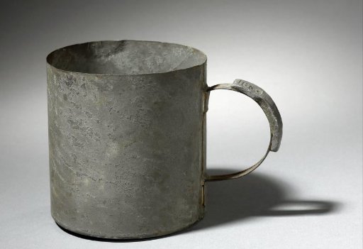 Measure of approximately 0.86 liters with handle