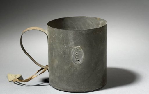 Measure of approximately 0.65 liters with handle