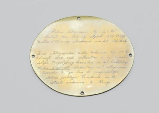 Plate for a platinum standard of 1 kg