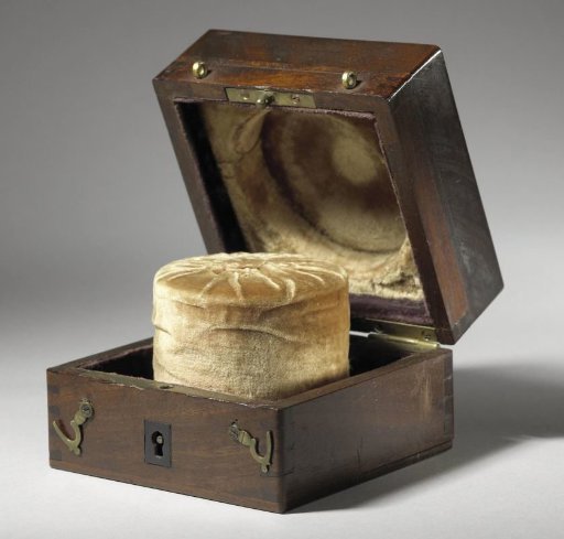 Weight of 1 kg in a small case