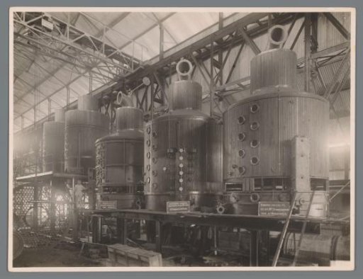 Arrangement with three cooking pots and two evaporators