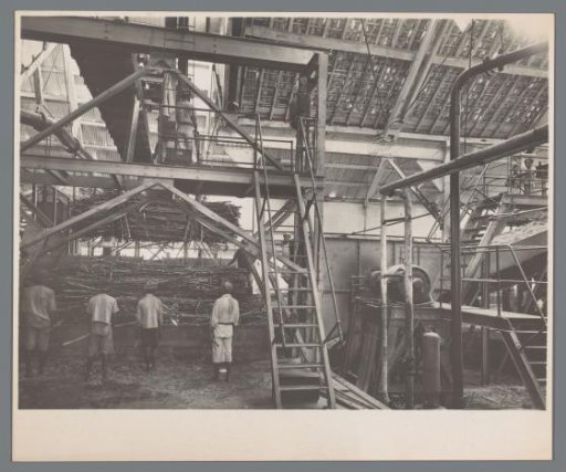Cane unloading device in operation