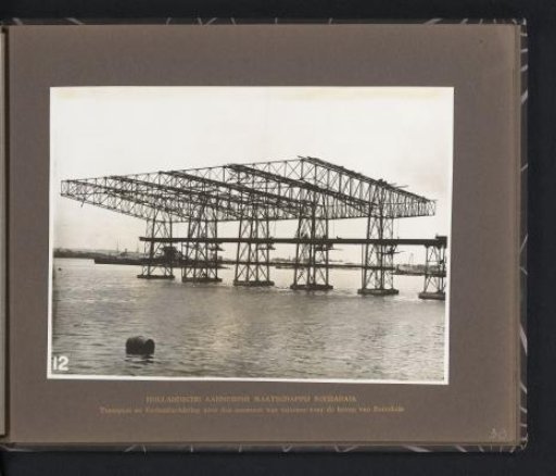 Dutch Contracting Company Soerabaia / Transport and loading equipment for the manufacture of caissons for the port of Soerabaia