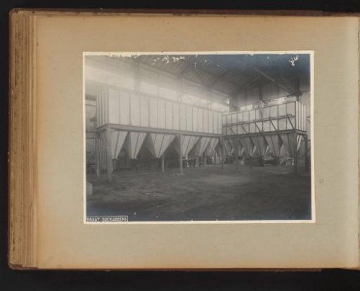 Factory hall with installations