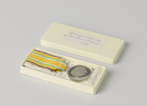 Wedding medal of the marriage of Princess Beatrix and Claus von Amsberg, 1966, with letter and box