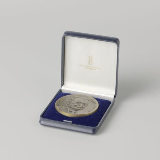 Box with the death medal of Dr. Willem Drees