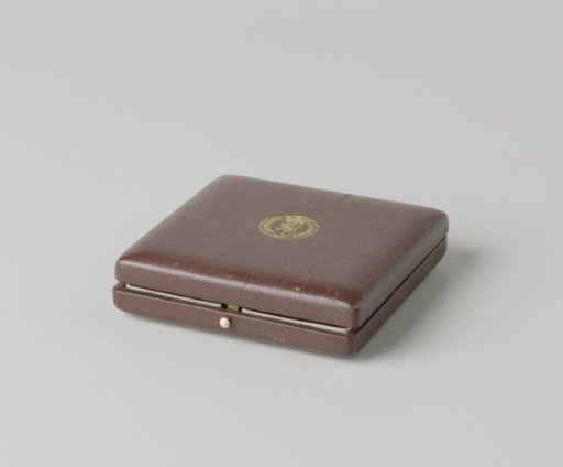 Box accompanying the medal of the municipal council of The Hague to Willem Drees
