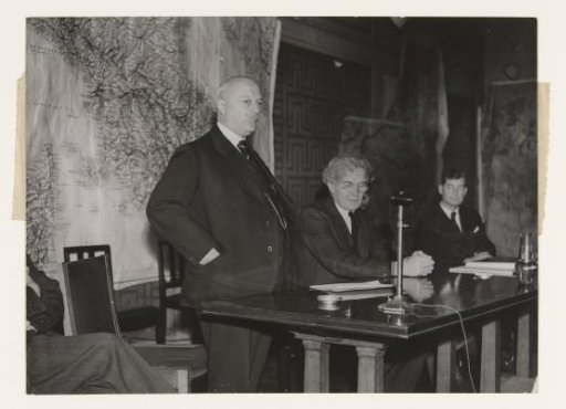 Prime Minister Pieter Gerbrandy holds a press conference in London about returning to the Netherlands