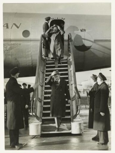 Minister Drees leaves an airplane
