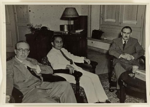Prime Minister Drees speaks with former Republican Prime Minister Sutan Sjahrir