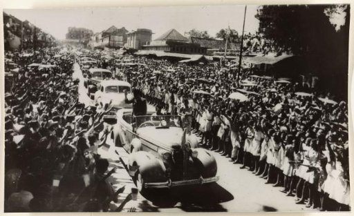 Newly freed President Soekarno enters Yogyakarta in a stately procession amid great public interest