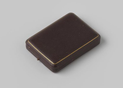 Box with plaque awarded to Bart van Hove at the International World Exhibition in Brussels, 1910