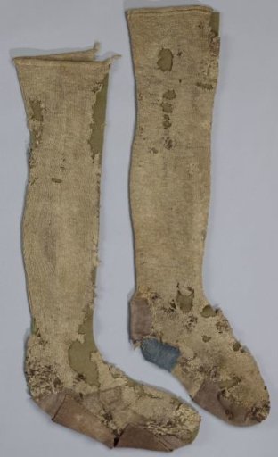 Knee-sock, light brown, the cuff is knitted in purl stitch and a decorative seam runs from the cuff to the heel