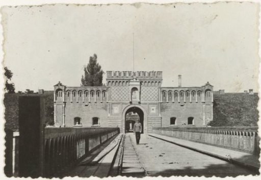 Fort or barracks