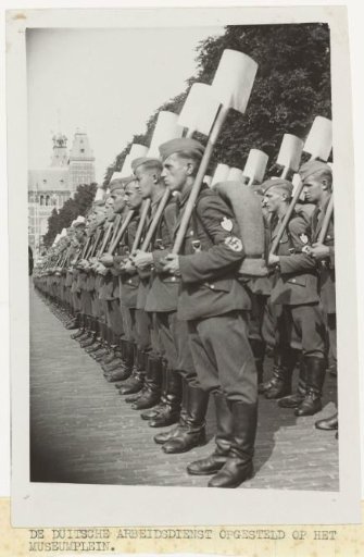 German Reichsarbeitsdienst assembled on the Museumplein