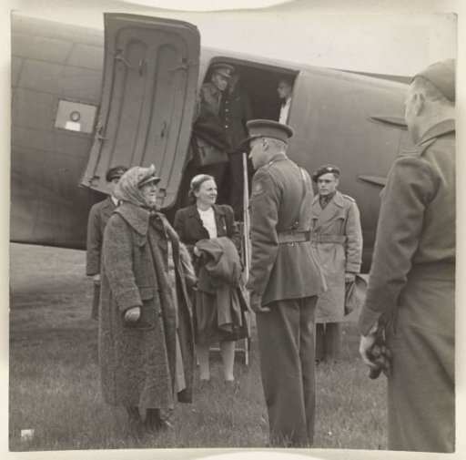 Wilhelmina and Juliana stepping out of an airplane