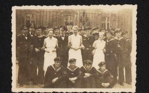 Sailors and three nurses in Paris