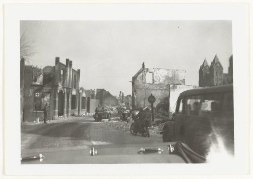 Wehrmacht soldiers in a bombed city