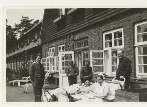 Luftwaffe soldiers and three nurses