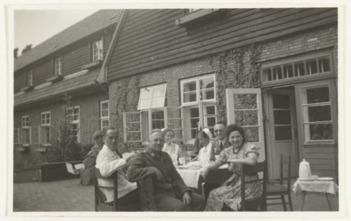 Luftwaffe soldiers and nurses