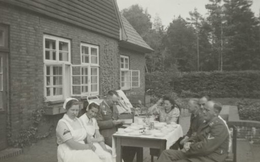 Members of the Luftwaffe and nurses at a table