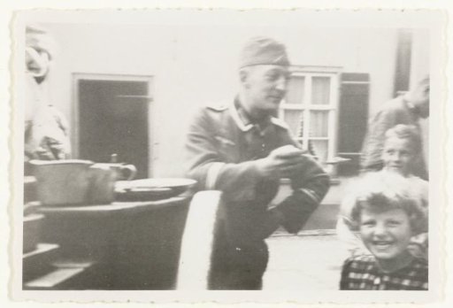 Wehrmacht soldier and a Dutch girl