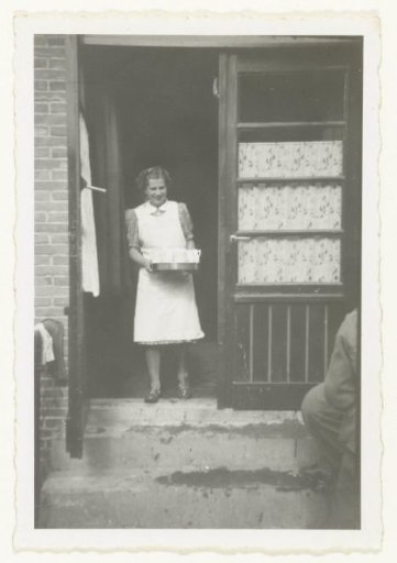 Woman with a leaf and cups