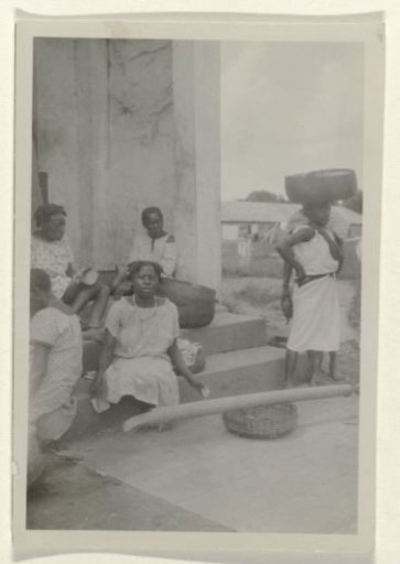 Surinamese women on stairs with baskets