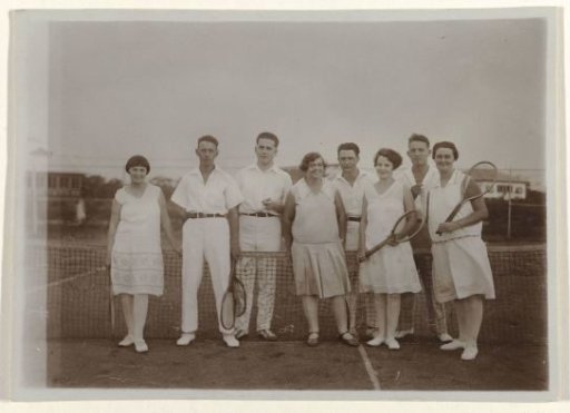 Group portrait on the tennis court of Moengo