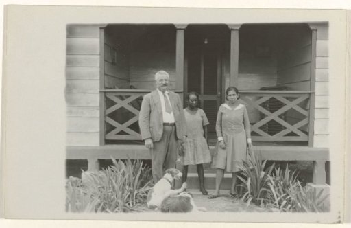 Group photo in Moengo