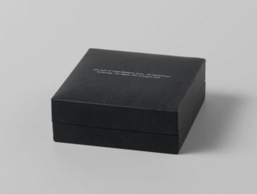 Box with medal and coin: 400 years of trade relations between the Netherlands and Japan