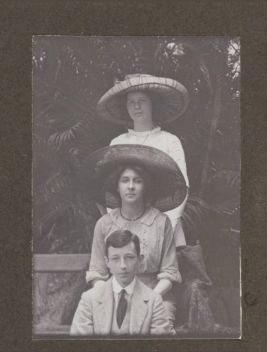 Maria Gonggrijp with a boy and a young woman